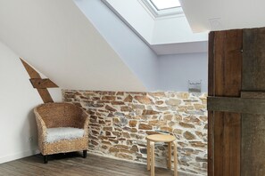 Interior - Eco-Gîte La Charmante Des Vallons: Spacious Retreat with Spa and Stone Annex (Vallons-de-l'Erdre)