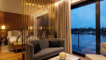 Caja de seguridad en la habitación y tabla de planchar con plancha