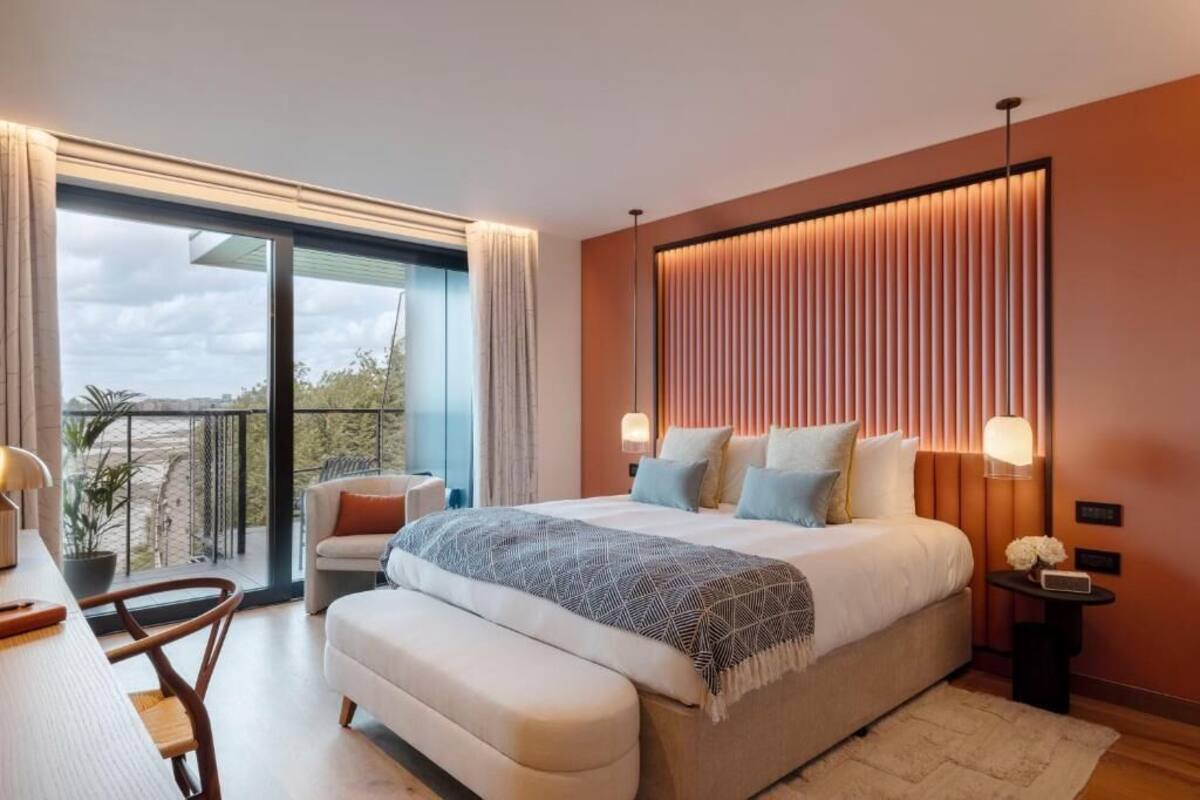 Quarto casal premium, vista para o rio | Roupas de cama premium, camas com colchões pillow-top, frigobar