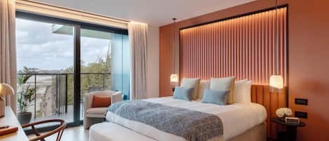 Habitación doble Premium, vista al río | Caja de seguridad en la habitación y tabla de planchar con plancha