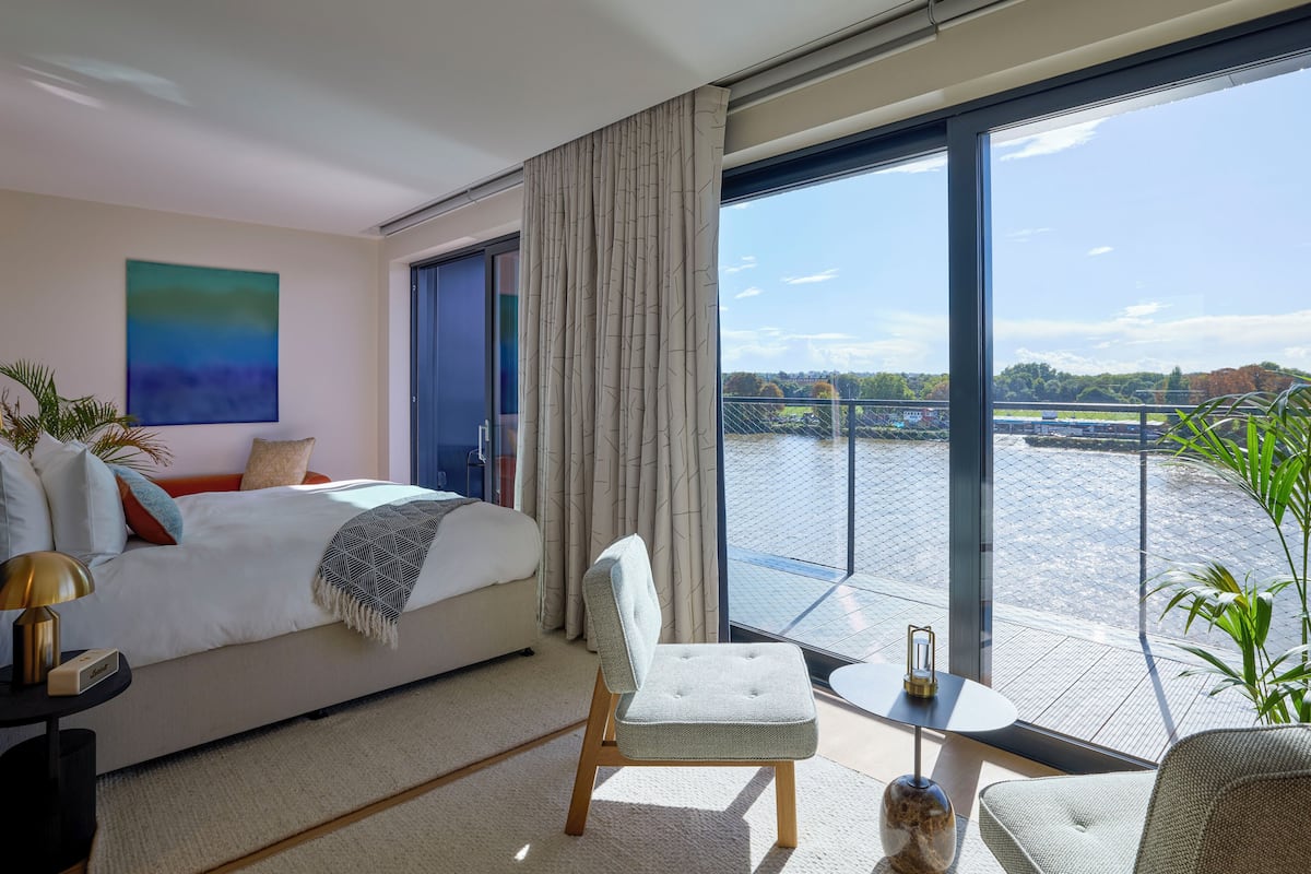 Chambre Double Premium, vue fleuve | Coffres-forts dans les chambres, fer et planche à repasser