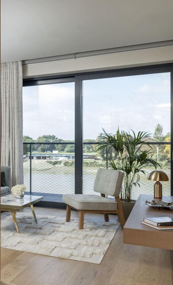 Junior Suite, Balcony, River View | Living area