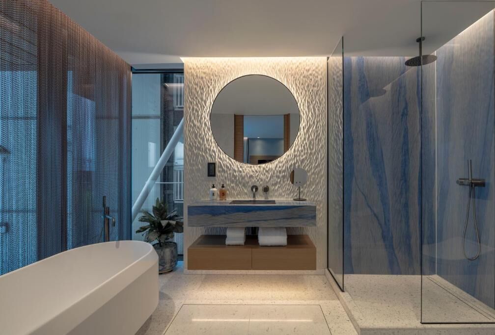 吹风机、拖鞋、毛巾、肥皂