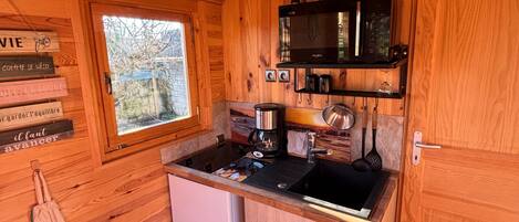 Frigorífico, microondas, placa de cocina y cafetera o tetera