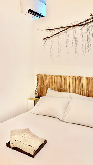 2 bedrooms, iron/ironing board, free WiFi, bed sheets - Ocean view, AC, Alexa, washer and dryer, garage, complete linens, near the Emissary. (São Vicente)