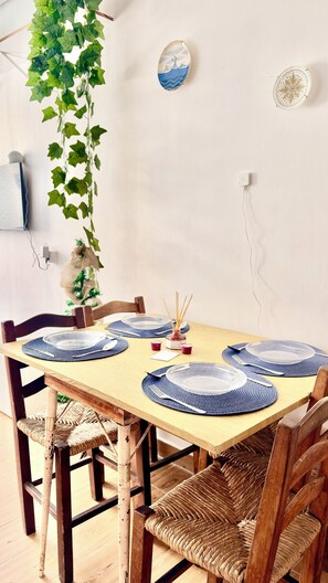 Dining - Ocean view, AC, Alexa, washer and dryer, garage, complete linens, near the Emissary. (São Vicente)