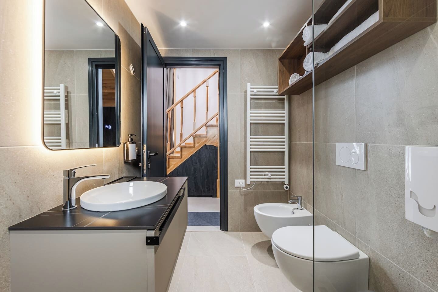 Sèche-cheveux, serviettes fournies