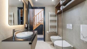 SĂšche-cheveux, serviettes fournies