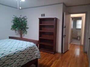 Iron/ironing board, WiFi, bed sheets - Oak Grove Best Venue Stay (Oak Grove)