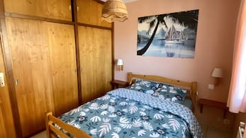 Iron/ironing board, WiFi, bed sheets