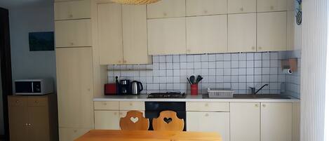 Geladeira, micro-ondas, fogão, cooktop