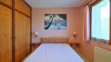 Iron/ironing board, WiFi, bed sheets