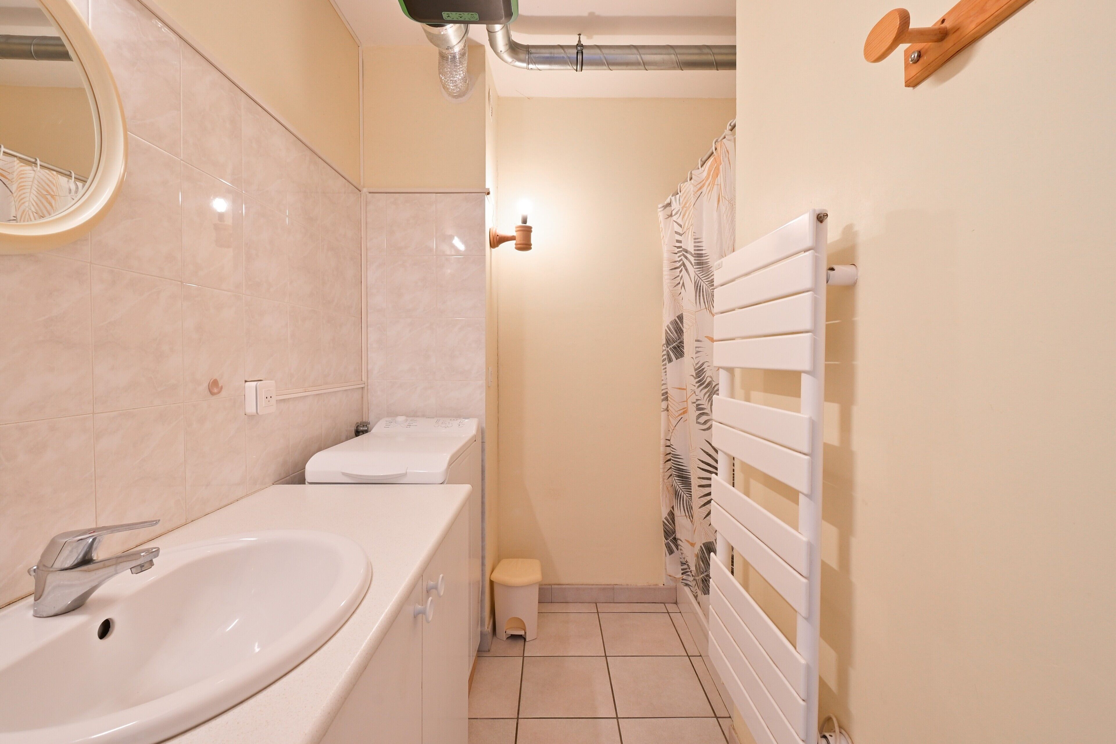 Ein Badezimmer mit Waschbecken, Toilette, Dusche und Handtuchhalter.