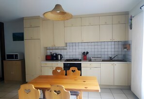 Een koelkast, een magnetron, een oven, een kookplaat