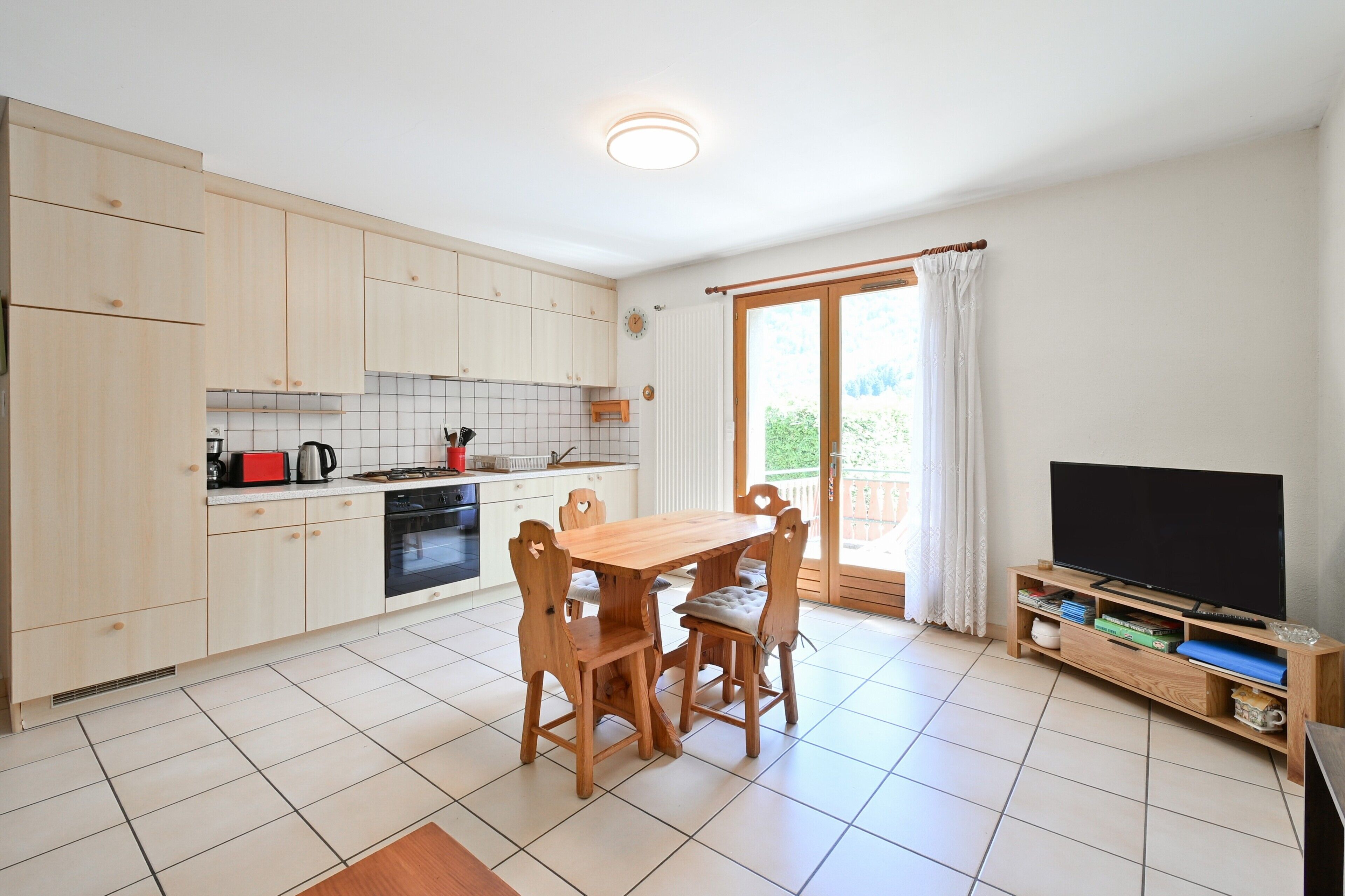 冷蔵庫、電子レンジ、オーブン、コンロ