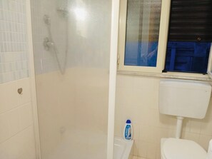 Douche, sèche-cheveux, bidet, serviettes fournies