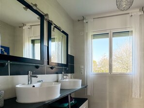 Ducha, secador de pelo y toallas