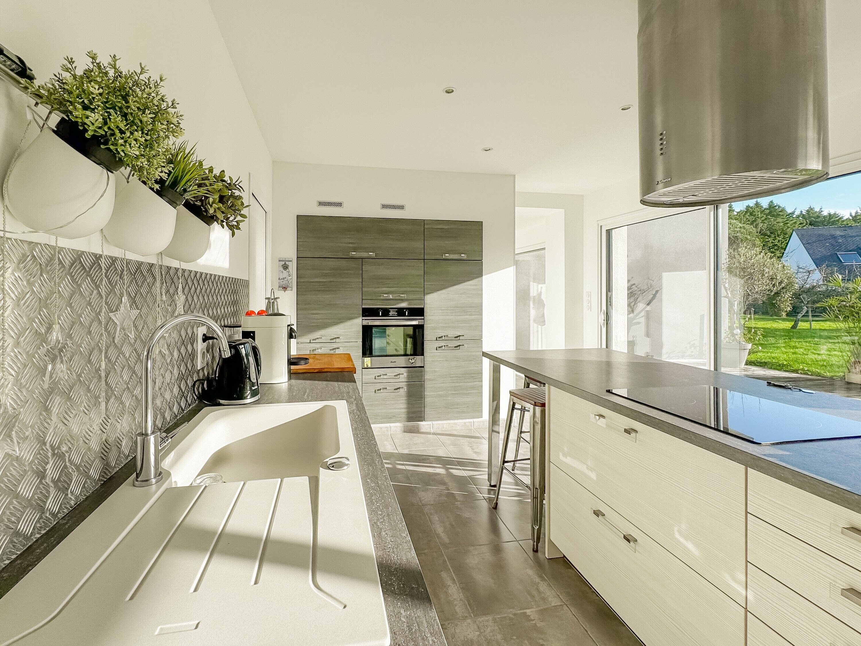 冷蔵庫、電子レンジ、オーブン、コンロ