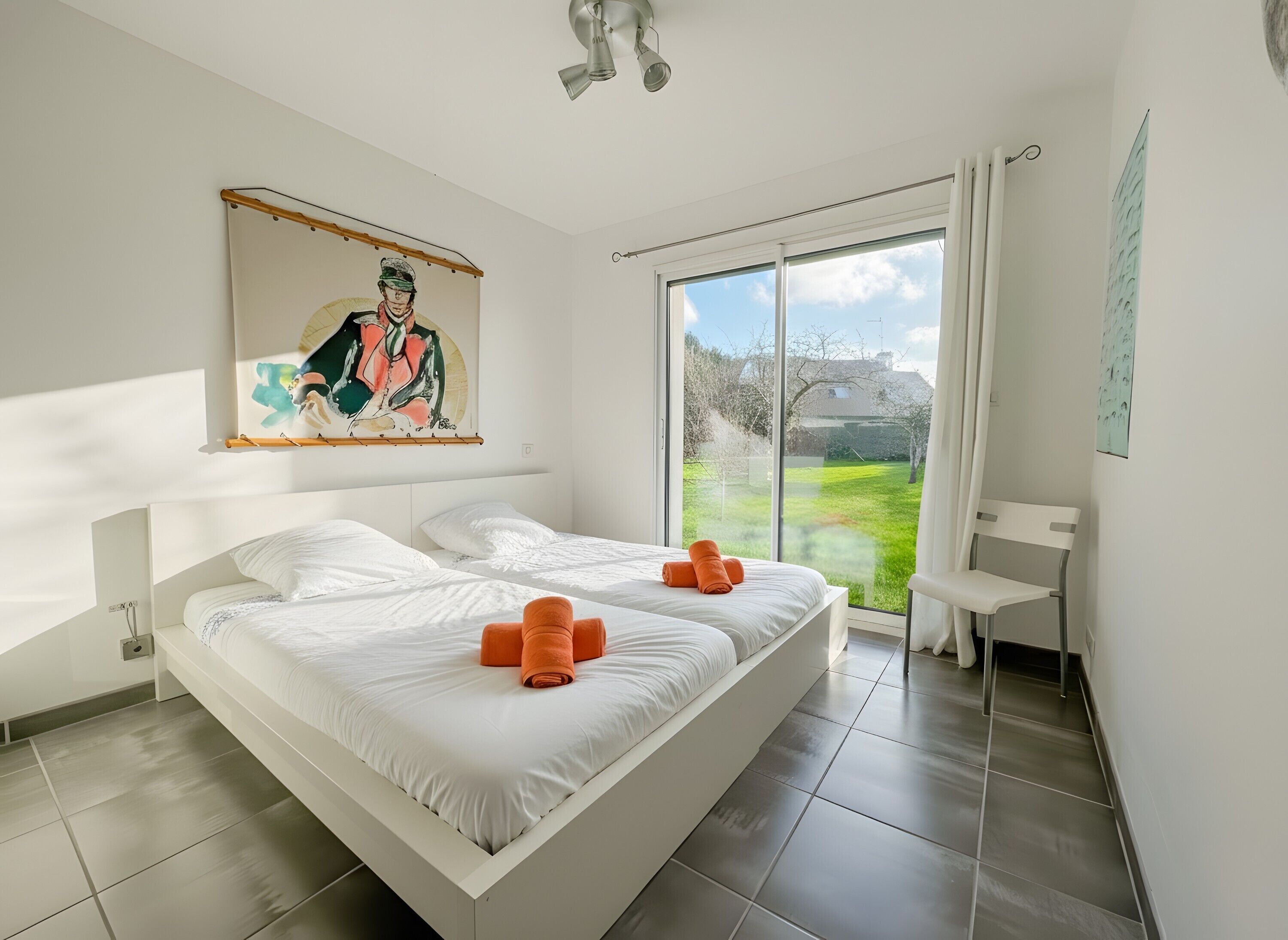 Silitysrauta/-lauta, Wi-Fi, vuodevaatteet