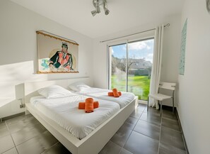 Tabla de planchar con plancha, wifi, ropa de cama