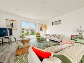 Televisión y chimenea 