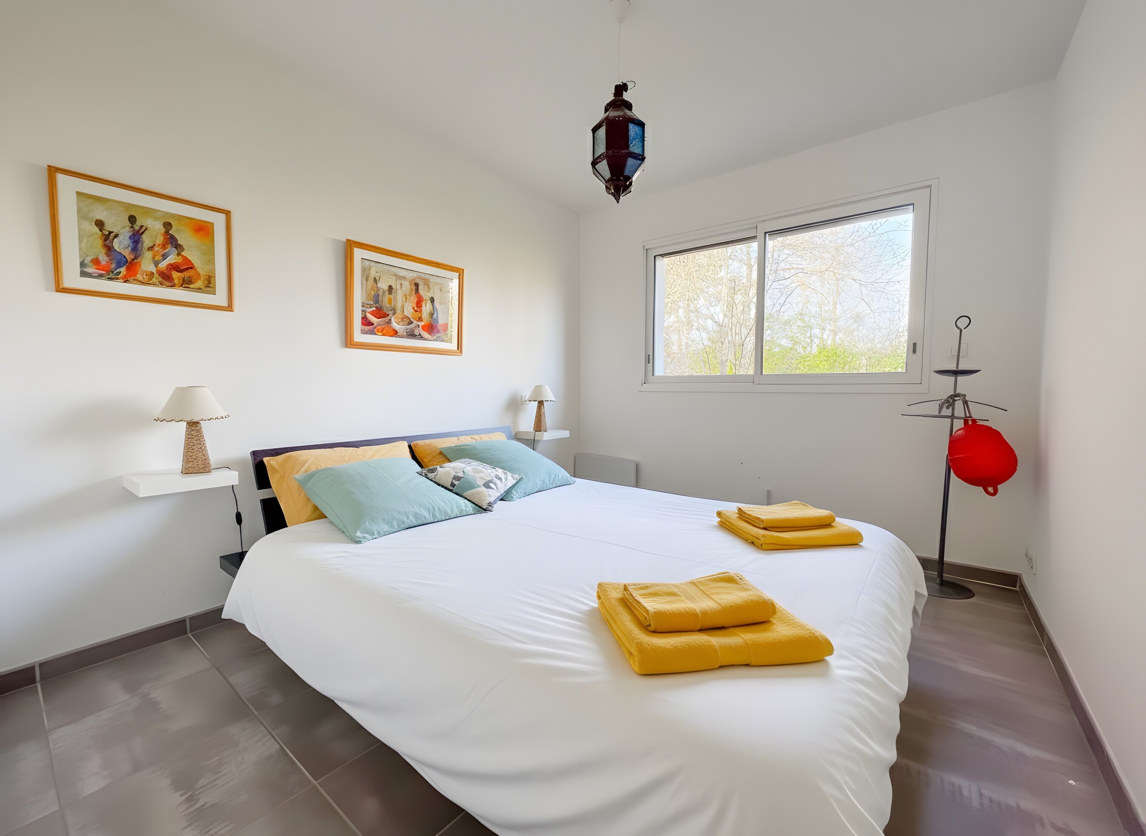 Iron/ironing board, WiFi, bed sheets