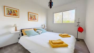 Iron/ironing board, WiFi, bed sheets