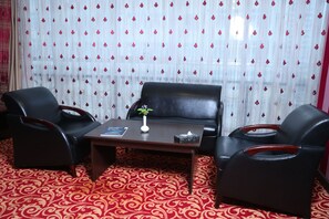 Suite de lujo, vista a la ciudad | Caja de seguridad en la habitación y tabla de planchar con plancha 