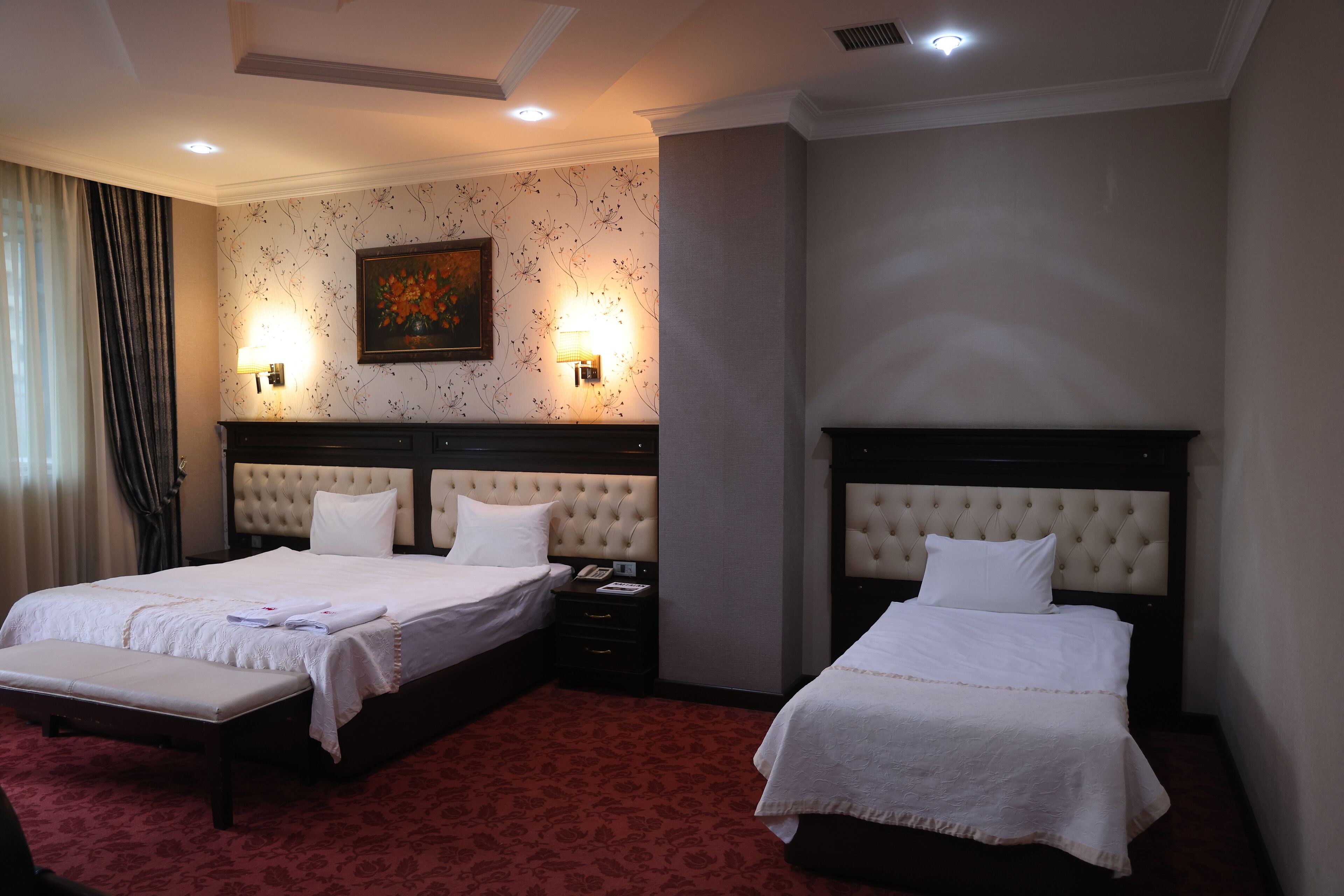 Quarto triplo luxo, vista para a cidade | Cofres nos quartos, ferros/tábuas de passar roupa, Wi-Fi de cortesia