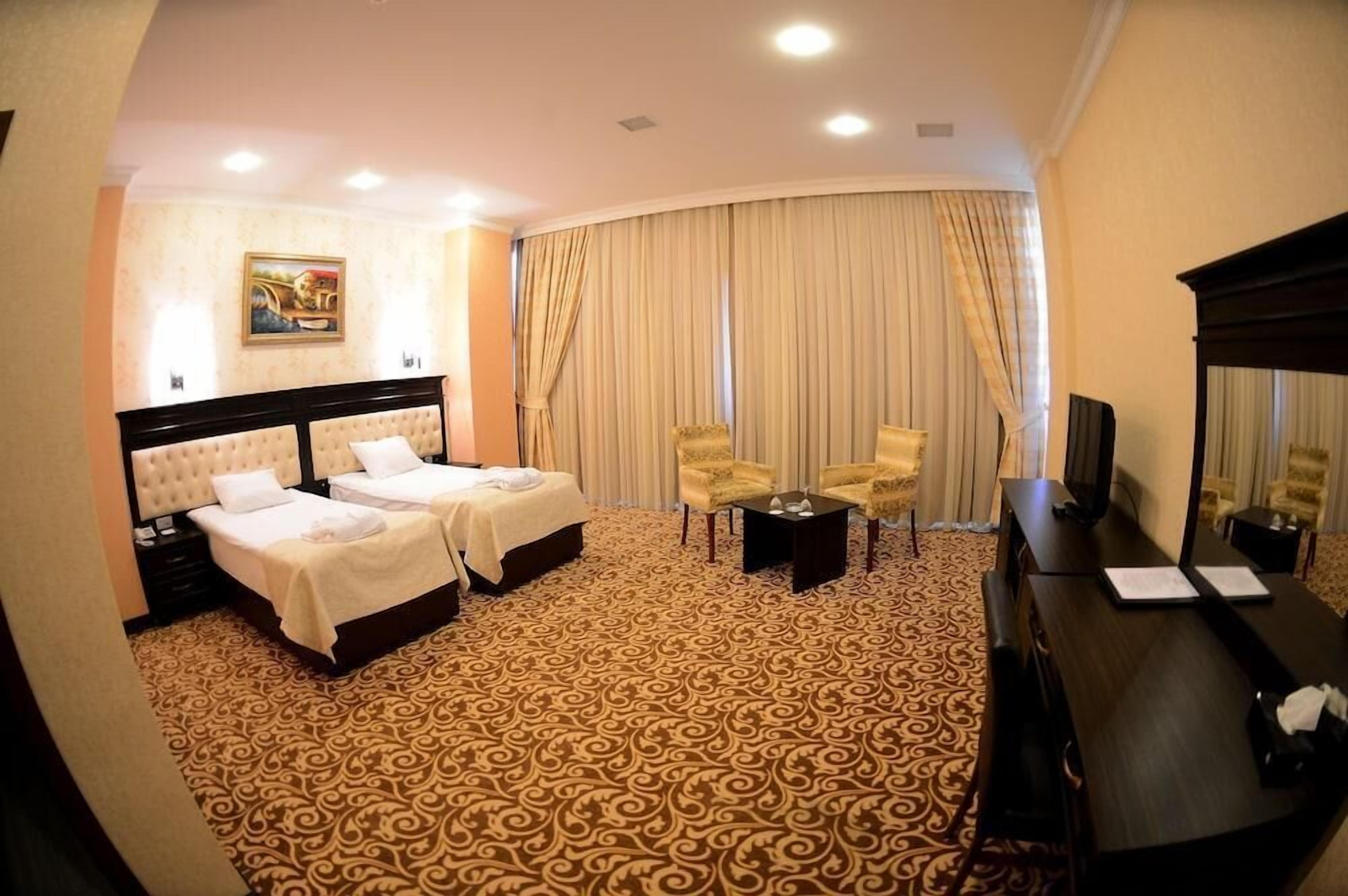 Quarto duplo standard, vista para a cidade | Cofres nos quartos, ferros/tábuas de passar roupa, Wi-Fi de cortesia