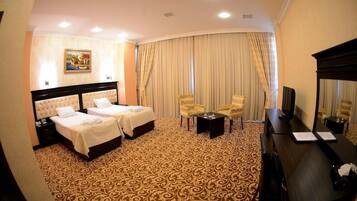 Camera Standard con 2 letti singoli, vista città | Una cassaforte in camera, ferro/asse da stiro, Wi-Fi gratuito