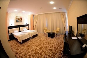 Quarto duplo standard, vista para a cidade | Cofres nos quartos, ferros/tábuas de passar roupa, Wi-Fi de cortesia