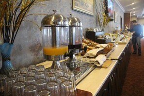 Café da manhã com buffet grátis todos os dias