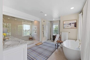 Shower, hair dryer, shampoo - Wine Country Farmhouse (Culpeper)