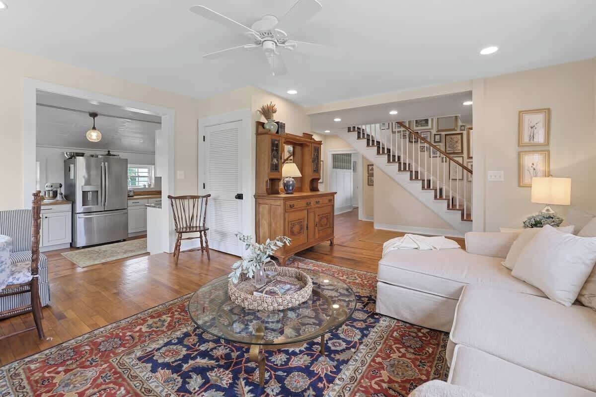 Televisor, llar de foc i oficines 