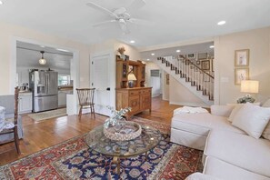 TV, fireplace, offices - Wine Country Farmhouse (Culpeper)