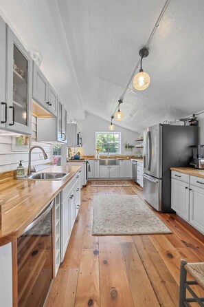 Private kitchen - Wine Country Farmhouse (Culpeper)