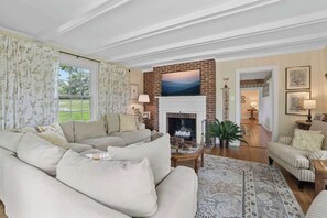 TV, fireplace, offices - Wine Country Farmhouse (Culpeper)