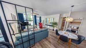 Smart TV, fireplace, books - Luv & Lee BalticLoft - loft character meets Baltic Sea flair with sauna & fireplace (Zingst)