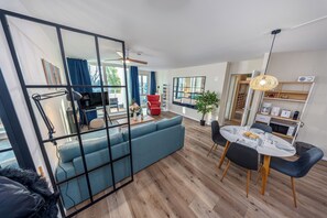 TV connectée, cheminée, livres