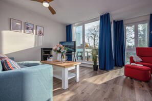 Smart TV, fireplace, books - Luv & Lee BalticLoft - loft character meets Baltic Sea flair with sauna & fireplace (Zingst)
