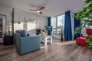 Smart TV, fireplace, books - Luv & Lee BalticLoft - loft character meets Baltic Sea flair with sauna & fireplace (Zingst)