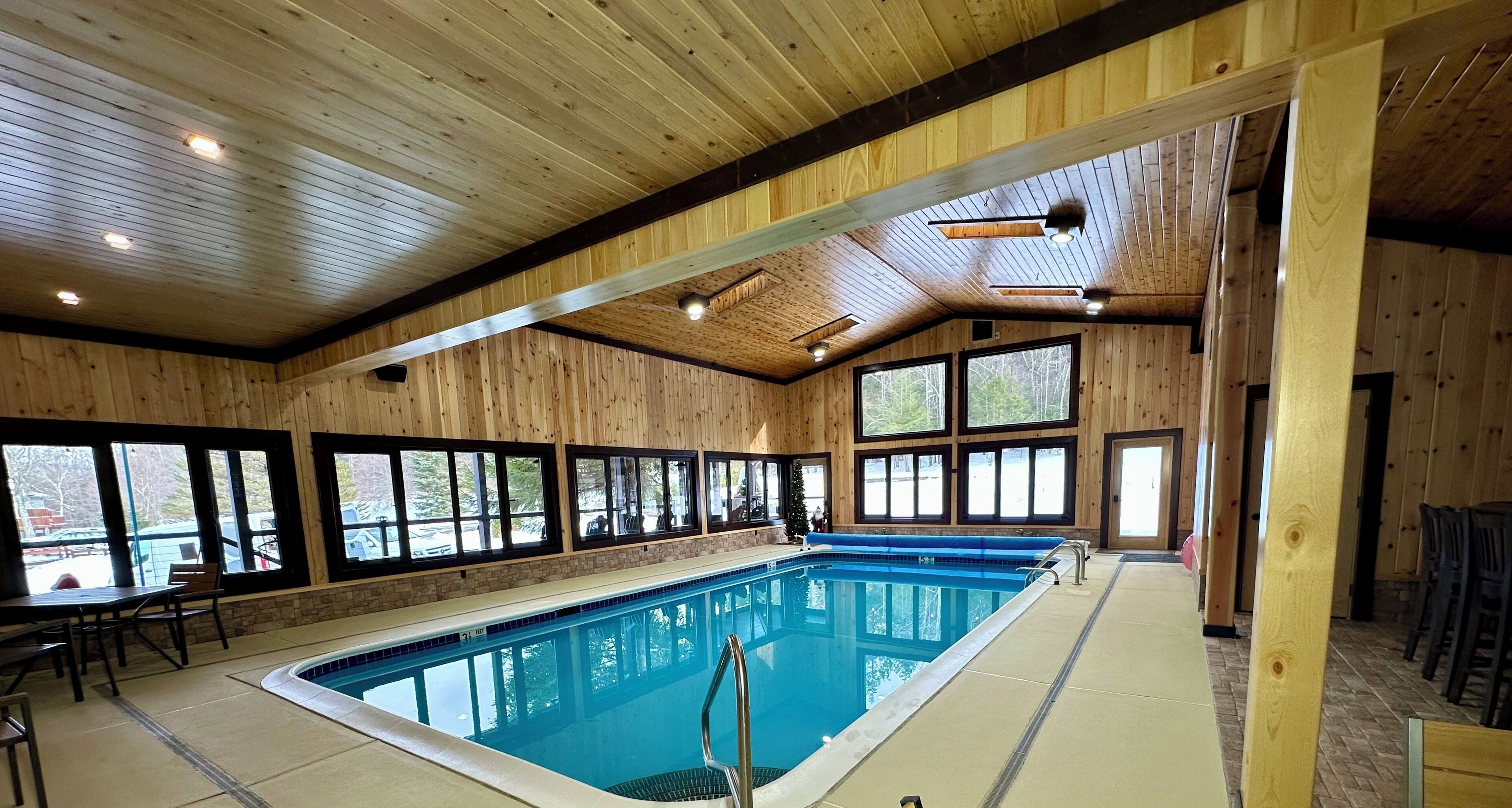 Alberca techada y alberca climatizada