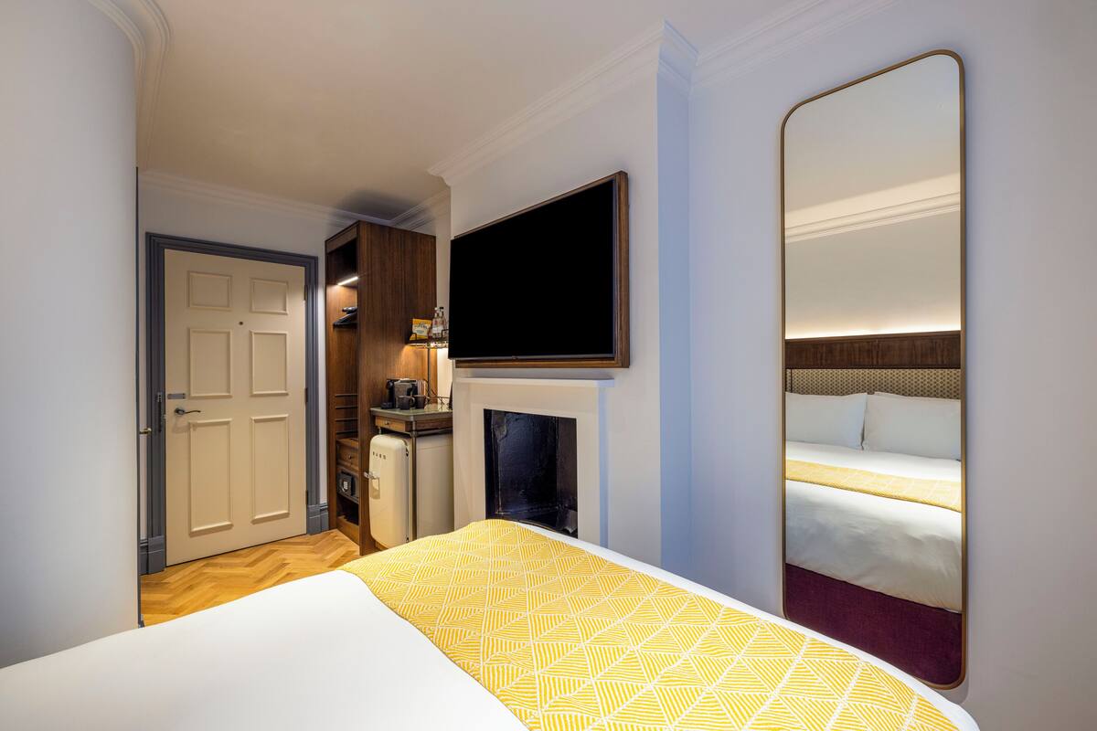 Classic Double Room | In-room safe, blackout drapes, iron/ironing board, free WiFi