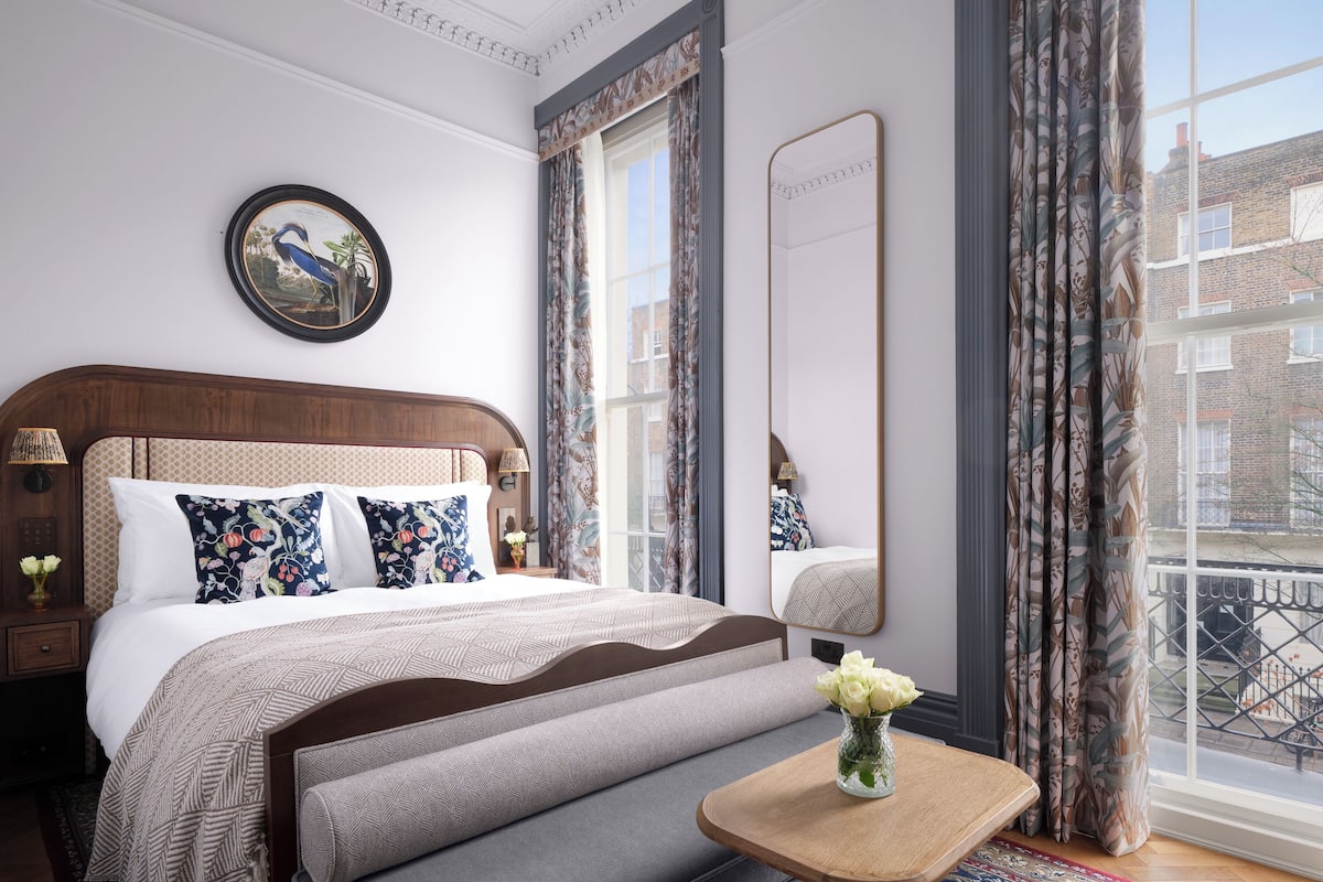 Deluxe tweepersoonskamer | Een minibar, een kluis op de kamer, verduisterende gordijnen