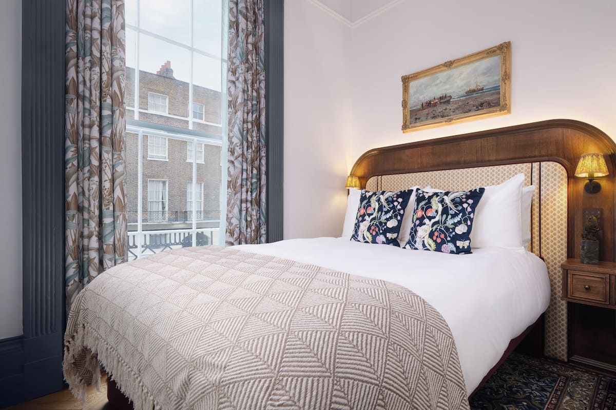 Klassieke tweepersoonskamer | Een minibar, een kluis op de kamer, verduisterende gordijnen