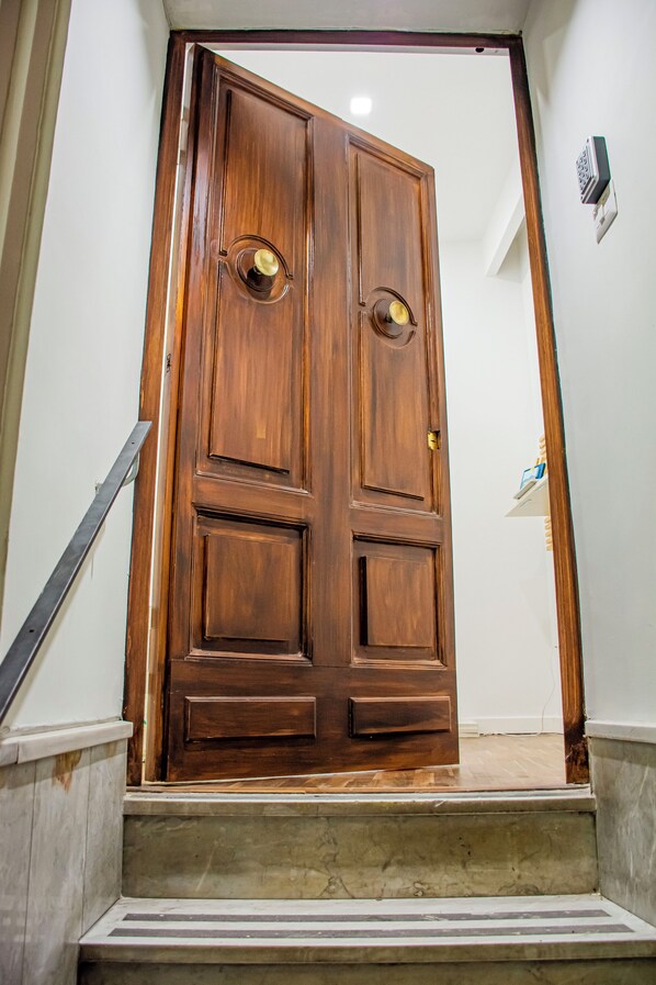 Property entrance - Inner Naples (Naples)