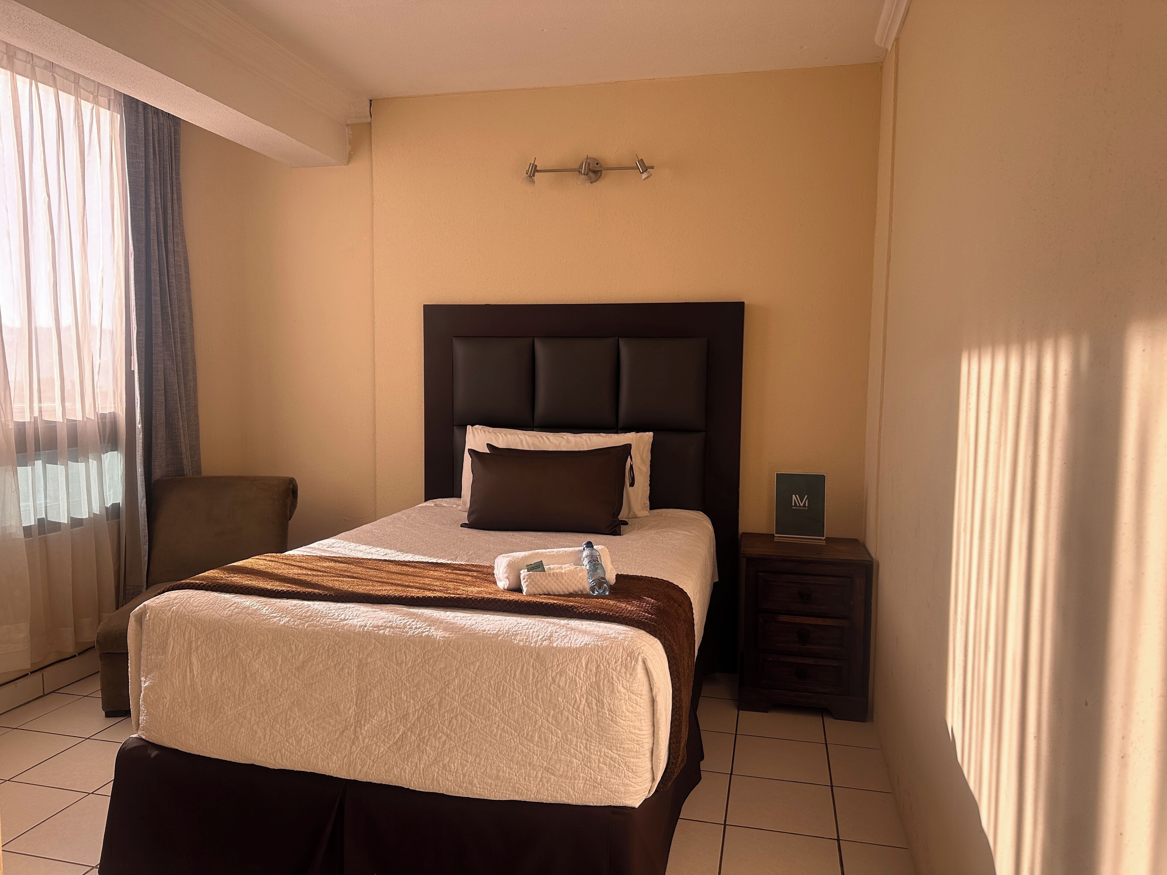 Skrivebord, skrivebord for bærbar PC og wi-fi (inkludert)