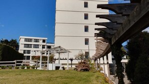 A modern building with a flat roof and multiple windows. - Hotel Miralvalle (San Pedro Sacatepequez)