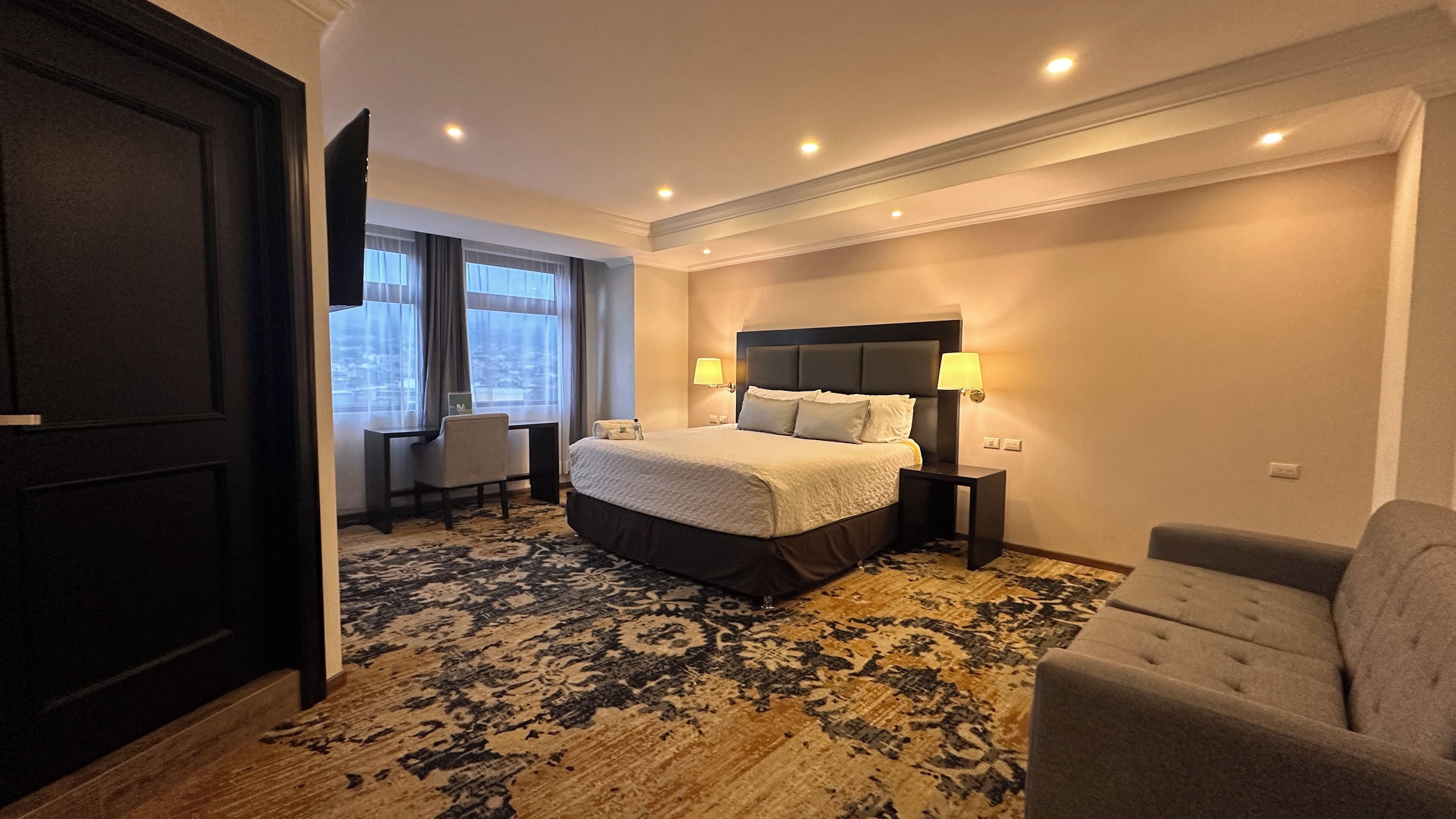 Rom – signature | Skrivebord, skrivebord for bærbar PC og wi-fi (inkludert)